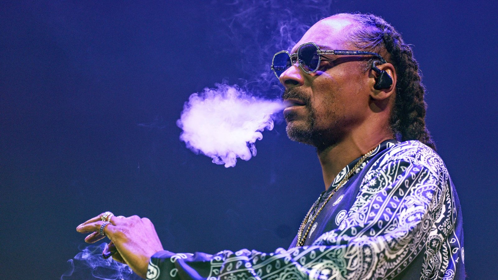 Snoop dogg smoking